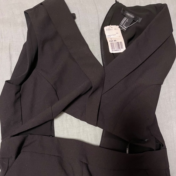 Brand new Forever 21 one-piece jumpsuit with pockets! - Picture 3 of 4